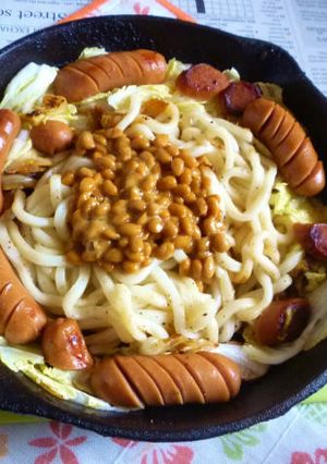 ウインナー＋白菜の焼きうどん・納豆載せ-レシピのメイン写真