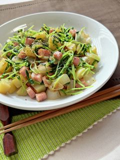 豆苗と新じゃがいも、新玉ねぎのバター炒め-レシピのメイン写真