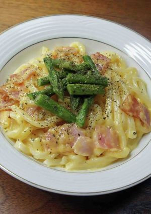 バターアスパラのせカルボナーラうどん-レシピのメイン写真