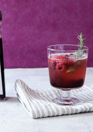 冷凍ミックスベリーとぶどう酢のソーダ割り-レシピのメイン写真