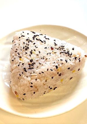 雑穀ご飯（おにぎり）の表面パラパラごま塩-レシピのメイン写真