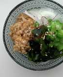 豆腐皮で食べる三陸産塩蔵わかめサラダ