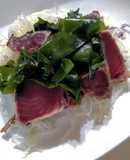 三陸産塩蔵わかめとカツオのたたきサラダ