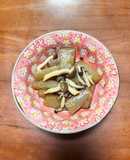 板こんにゃくとしめじのバター炒め