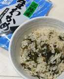 三陸産塩蔵わかめとツナの炊き込みごはん