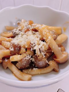 簡単しめじとコチュジャン炒め粉チーズかけ-レシピのメイン写真