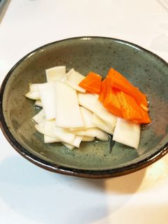 コリコリ快感!大根の皮とにんじんの酢漬け-レシピのメイン写真