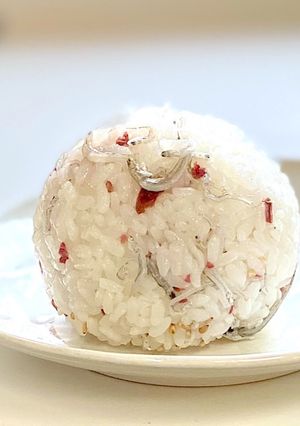 ちりめんじゃことうめこ炒りごまのおにぎり-レシピのメイン写真