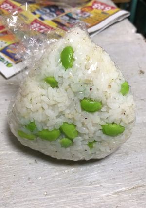 寿司酢でさっぱり 梅枝豆おにぎり-レシピのメイン写真