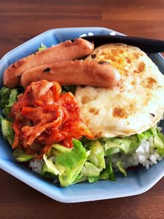 キムチ入りで旨味↑ウインナー目玉焼き丼★-レシピのメイン写真