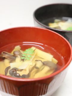 夕おもてなし♪筍の姫皮とキノコの澄まし汁-レシピのメイン写真