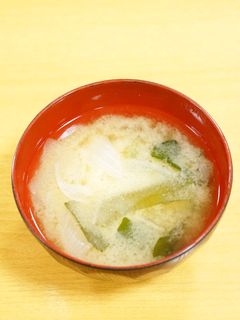 玉ねぎとわかめの味噌汁-レシピのメイン写真