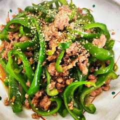 รูปของ ひき肉とピーマンの甘辛炒め