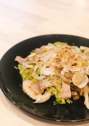 豚バラと舞茸蒸し♡新玉ねぎのせ-レシピのメイン写真
