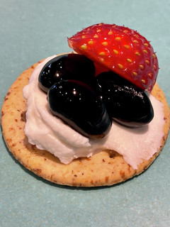 黒豆とクリームチーズ、いちごのクラッカー-レシピのメイン写真
