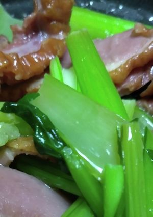 季節の葉野菜(蕪の葉)と鴨スモーク炒め-レシピのメイン写真