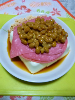 ビアソーセージ&納豆載せ冷や奴のタパス-レシピのメイン写真