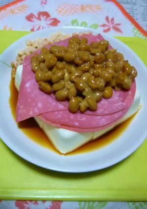 ビアソーセージ＆納豆載せ冷や奴のタパス-レシピのメイン写真