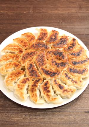 餃子!春キャベツと新玉葱 外パリ中とろ-レシピのメイン写真