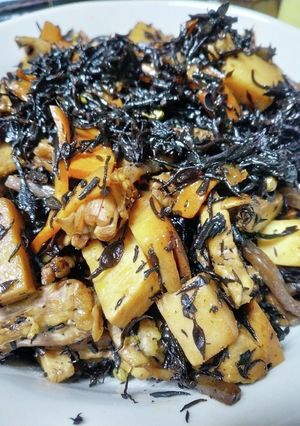 鶏せせりとタケノコのひじき炒め煮-レシピのメイン写真