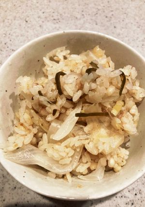 優しい味の新玉ねぎ炊き込みごはん-レシピのメイン写真
