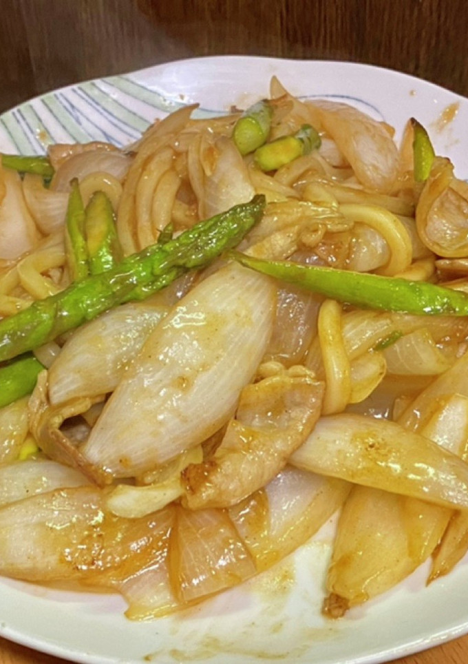 簡単・新玉ねぎとアスパラガスの焼きうどん-レシピのメイン写真