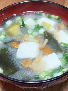 なめことわかめと豆腐の味噌汁-レシピのメイン写真