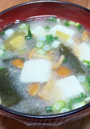 なめことわかめと豆腐の味噌汁-レシピのメイン写真