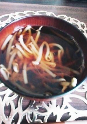 もやしの味噌汁。赤味噌-レシピのメイン写真