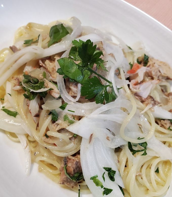 サバ缶と新玉ねぎのパスタ(カニかま入り)-レシピのメイン写真