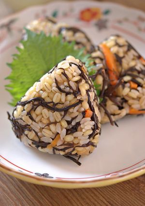 もち麦入りひじきの炊き込みご飯-レシピのメイン写真