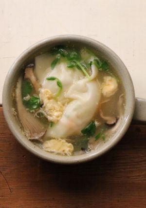 豆苗と平茸と玉子のスープ水餃子-レシピのメイン写真