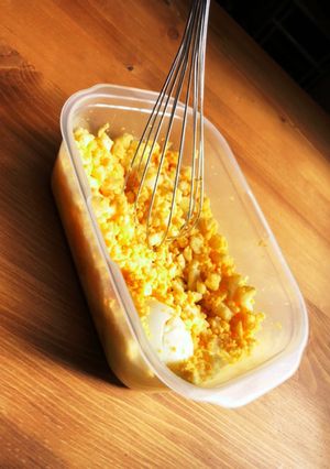 泡立て器1本で簡単!!ゆで卵をみじん切り-レシピのメイン写真