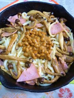 ロースハム&しめじの焼きうどん・納豆載せ-レシピのメイン写真
