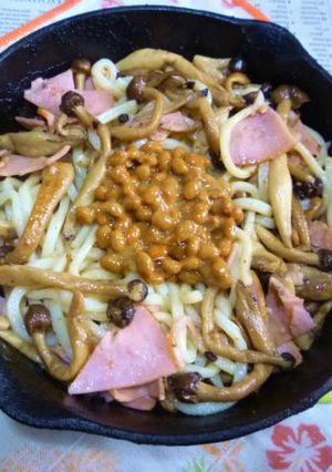 ロースハム＆しめじの焼きうどん・納豆載せ-レシピのメイン写真