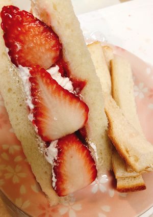 食パン1枚で！断面いちごサンド♡-レシピのメイン写真