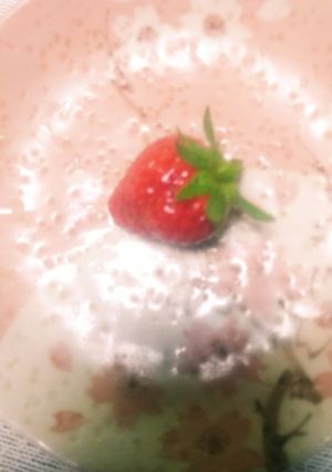 家庭菜園の朝採れ苺を葉っぱごとカット-レシピのメイン写真