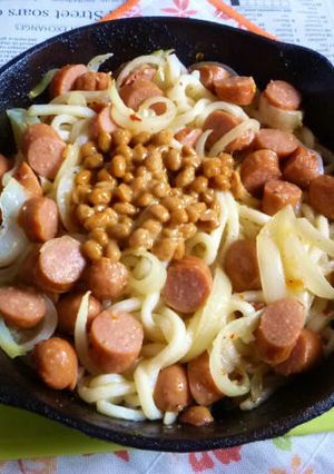 ウインナー＆玉ねぎの焼きうどん･納豆載せ-レシピのメイン写真