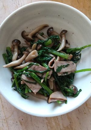 春菊とハムときのこのバター炒め-レシピのメイン写真