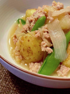新じゃがと新玉ねぎの鶏そぼろ柚子風味煮-レシピのメイン写真