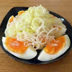 รูปของ ゆで卵のネギ塩ナムル