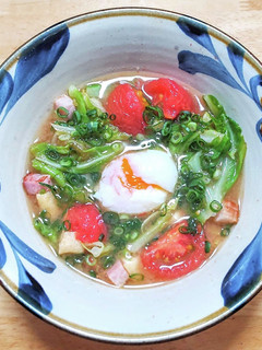 トマトとベーコンの味噌スープに温泉たまご-レシピのメイン写真