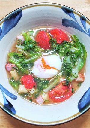 トマトとベーコンの味噌スープに温泉たまご-レシピのメイン写真