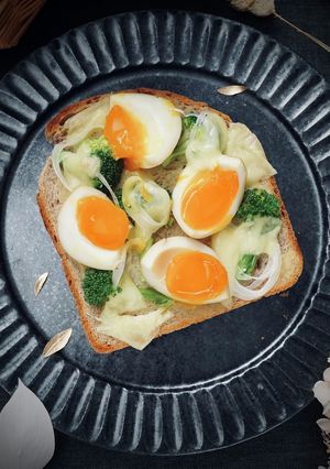 とろとろ卵とブロッコリーのオープンサンド-レシピのメイン写真