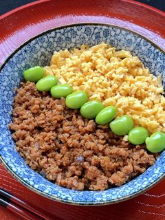 味噌仕立て*卵と鶏ひき肉の三色そぼろ丼-レシピのメイン写真