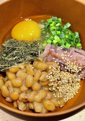 基本は五色、今日は六色。朝のばくだんご飯-レシピのメイン写真