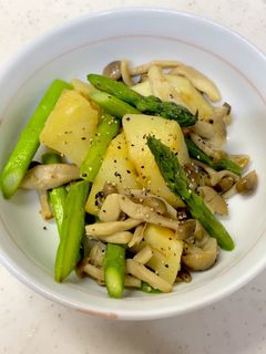 じゃがいもアスパラしめじコンソメ炒め^^-レシピのメイン写真