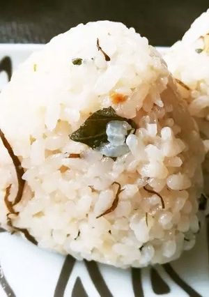 簡単！お手軽！アカモクの出汁おにぎり-レシピのメイン写真