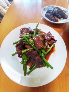 新鮮ニンニクの芽を牛肉と焼肉のタレで-レシピのメイン写真