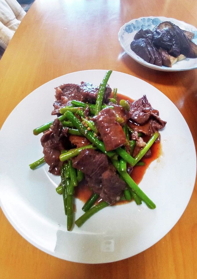 新鮮ニンニクの芽を牛肉と焼肉のタレで-レシピのメイン写真
